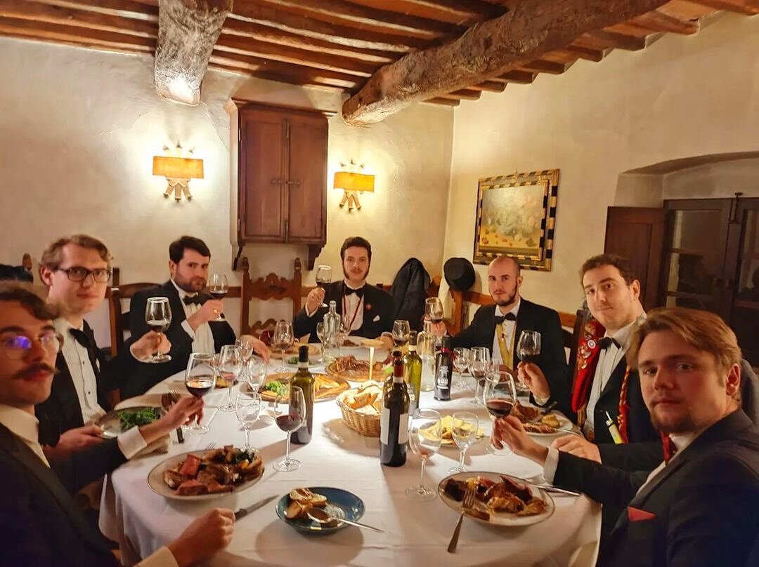 A tavola ci si incontra, si chiacchiera, ci si rilassa e si ride. Il cibo &egrave; cosa che non si fa da soli e la convivialit&agrave; &egrave; l&rsquo;esperienza pi&ugrave; coinvolgente.
Vi aspettiamo tutti i giorni a #VillaMachiavelli 🙂 Prenota su